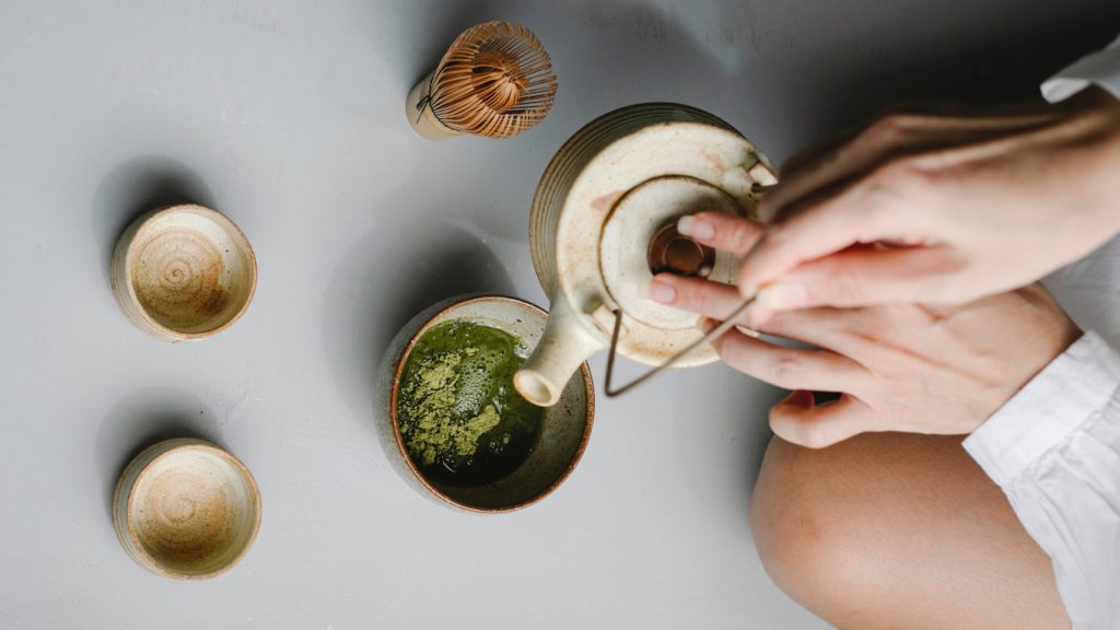 Zó maak je die lekkere - en rete gezonde - matcha latte in je eigen keuken