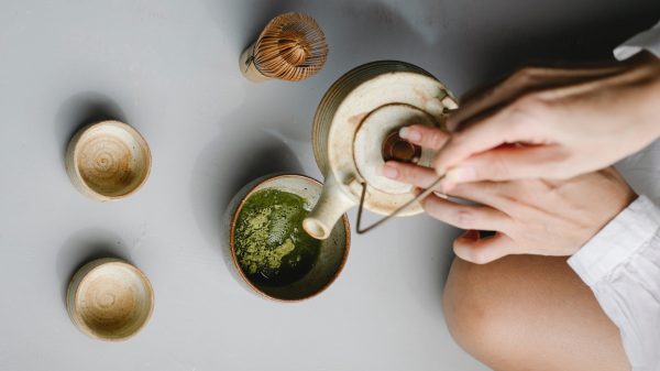 Zó maak je die lekkere - en rete gezonde - matcha latte in je eigen keuken