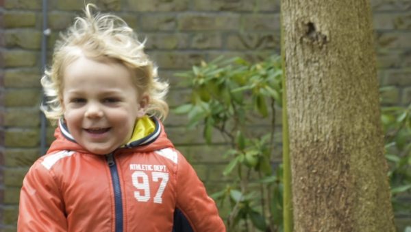 Monique wast de haren van haar kinderen nooit met shampoo: ‘Het stinkt niet'