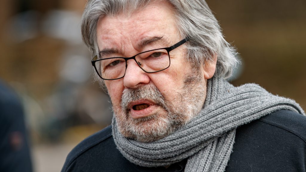 Maarten van Rossem regelt eigen vaccinprik, Hugo de Jonge reageert fel