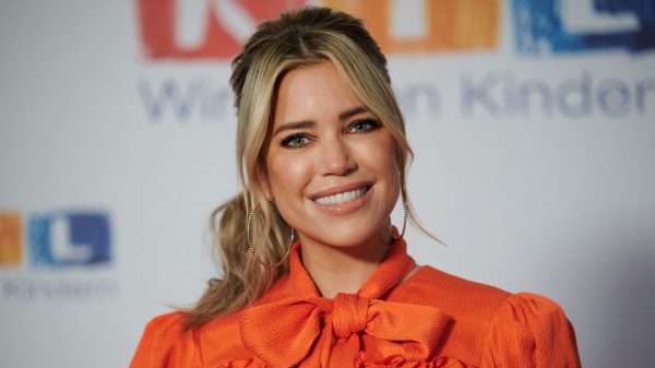 Sylvie Meis maakt als Lara Croft-lookalike haar comeback op de Nederlandse tv