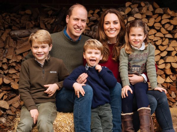 George, Charlotte en Louis maken tekening voor 'oma Diana'