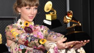 Thumbnail voor Taylor Swift is té blij met haar Grammy en scheurt uit haar jurk