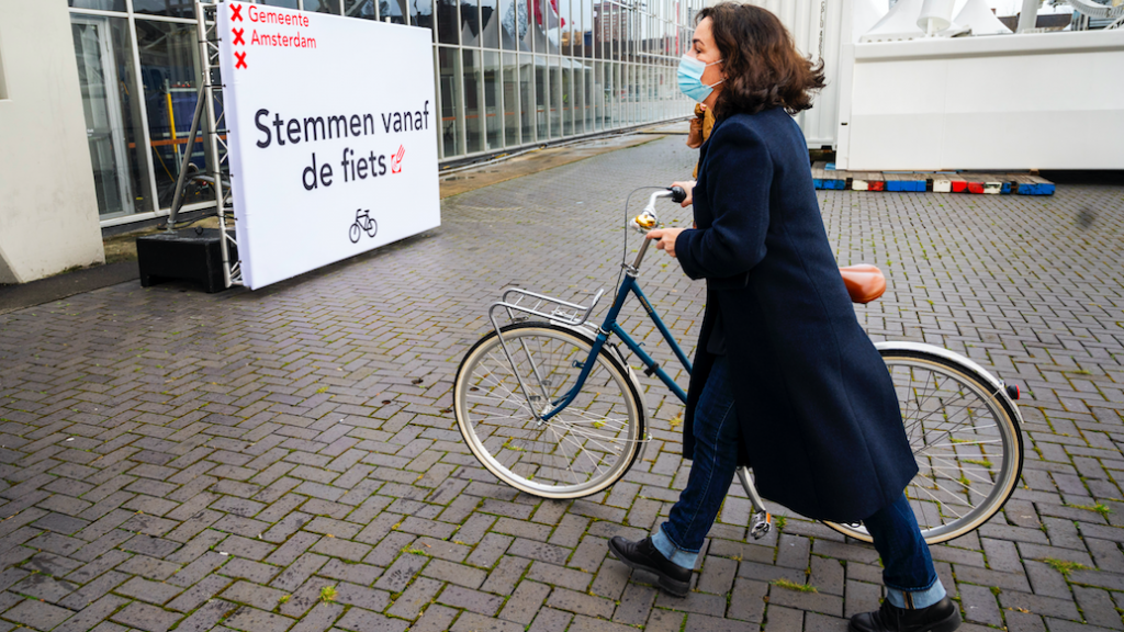 Op z'n Hollands stemmen op de fiets voor de Tweede Kamerverkiezingen