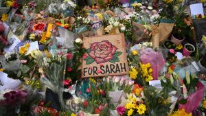 Thumbnail voor Waarom maakt de moord op Sarah Everard ook hier zoveel los?