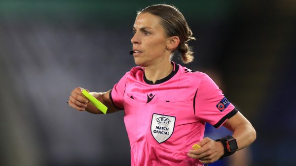 Stéphanie Frappart eerste vrouwelijke scheidsrechter bij Nederlands mannenvoetbal