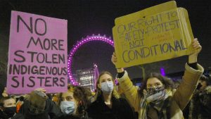 Thumbnail voor Honderden Britten protesteren bij parlement en politie na moord op Sarah Everard