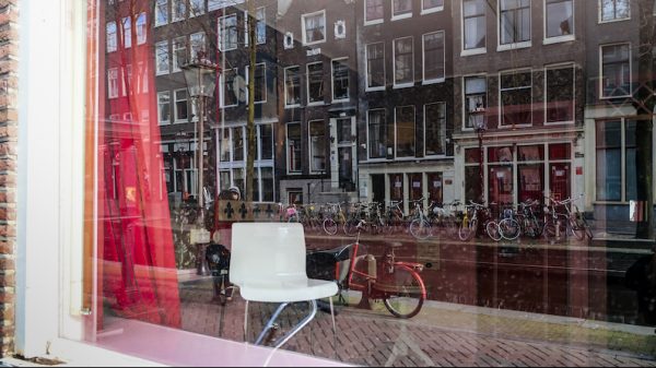 Nepagenten gijzelen vrouwen amsterdam