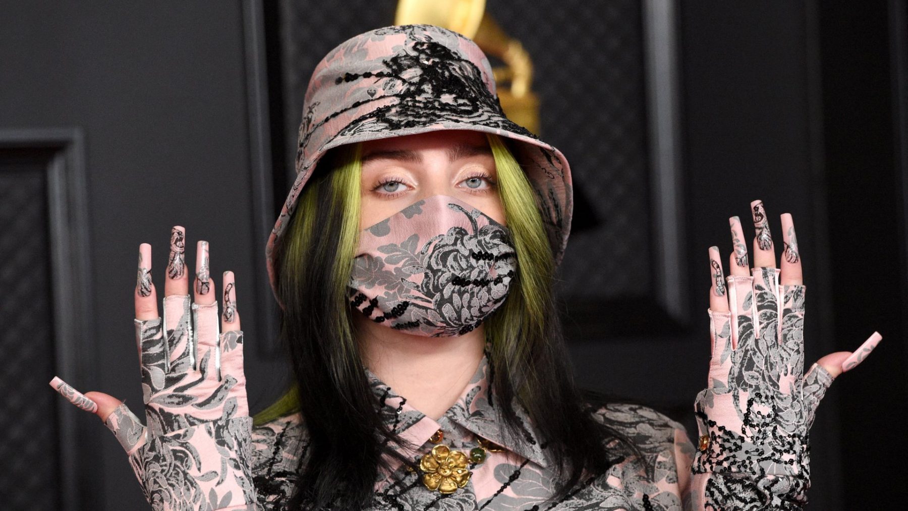 Billie Eilish zegt zwart-groene lokken vaarwel en gooit het over een andere boeg