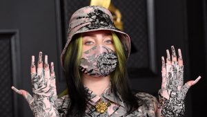 Billie Eilish zegt zwart-groene lokken vaarwel en gooit het over een andere boeg