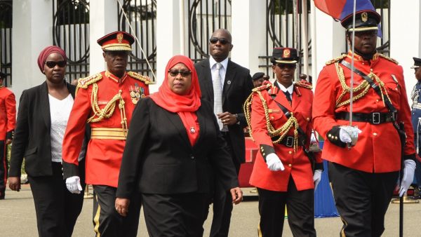 Samia Suluhu Hassan geïnstalleerd als eerste vrouwelijke president van Tanzania