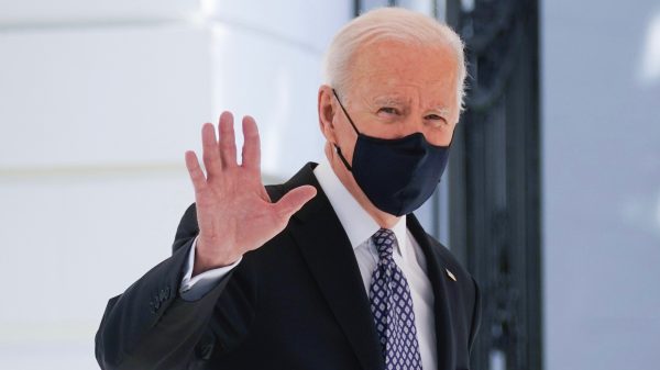 joe-biden-vallt-van-trap