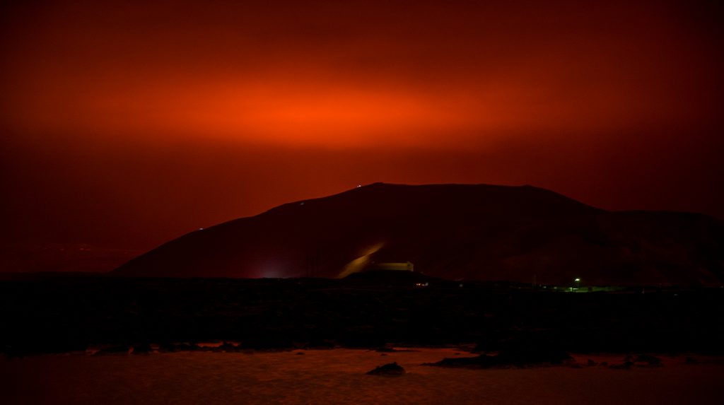 Vulkaanuitbarsting in IJsland kleurt lucht boven hoofdstad Reykjavík rood_