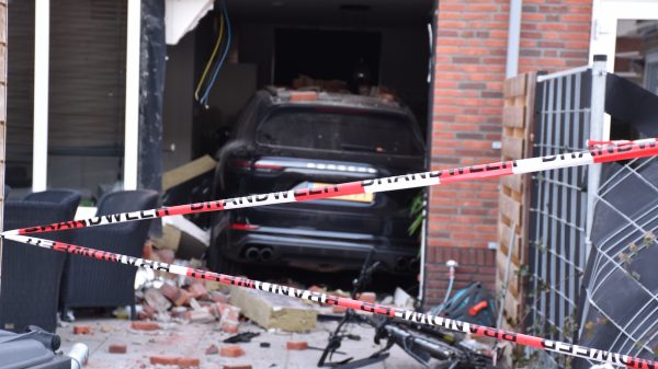 Auto rijdt woning binnen in Eindhoven