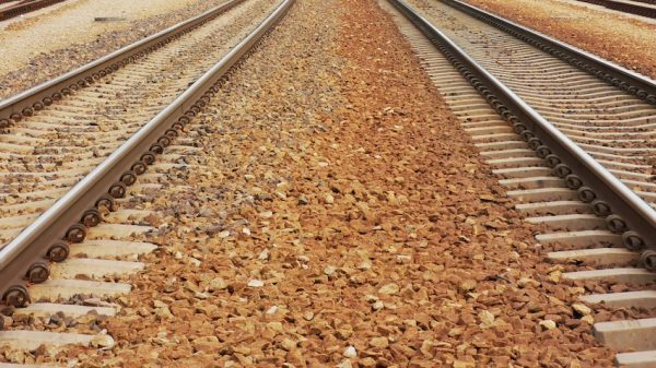 Beschonken bestuurder rijdt auto klem op tramrails