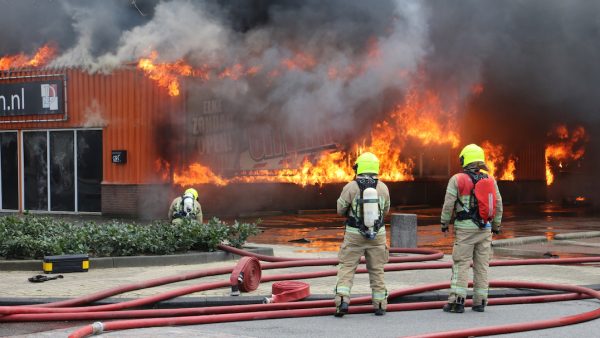 Grote brand verwoest volledige meubelzaak in Capelle aan den IJssel
