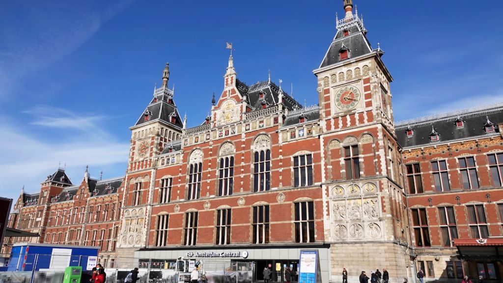 Amsterdam Centraal deels ontruimd wegens verdacht pakket, ook treinverkeer ligt stil