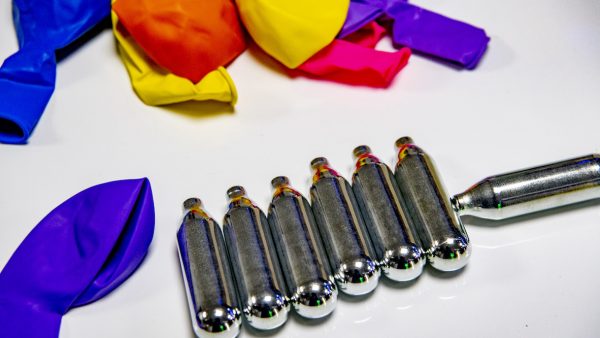 Politie vindt 3800 liter lachgas