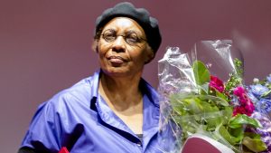 Thumbnail voor Astrid Roemer wint als eerste Surinaamse auteur de Prijs der Nederlandse Letteren
