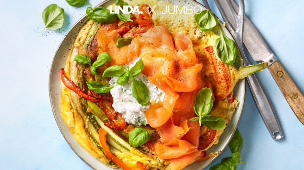 LINDA's gezonde thuiswerklunchtip: luchtige omelet met groenten en zalm