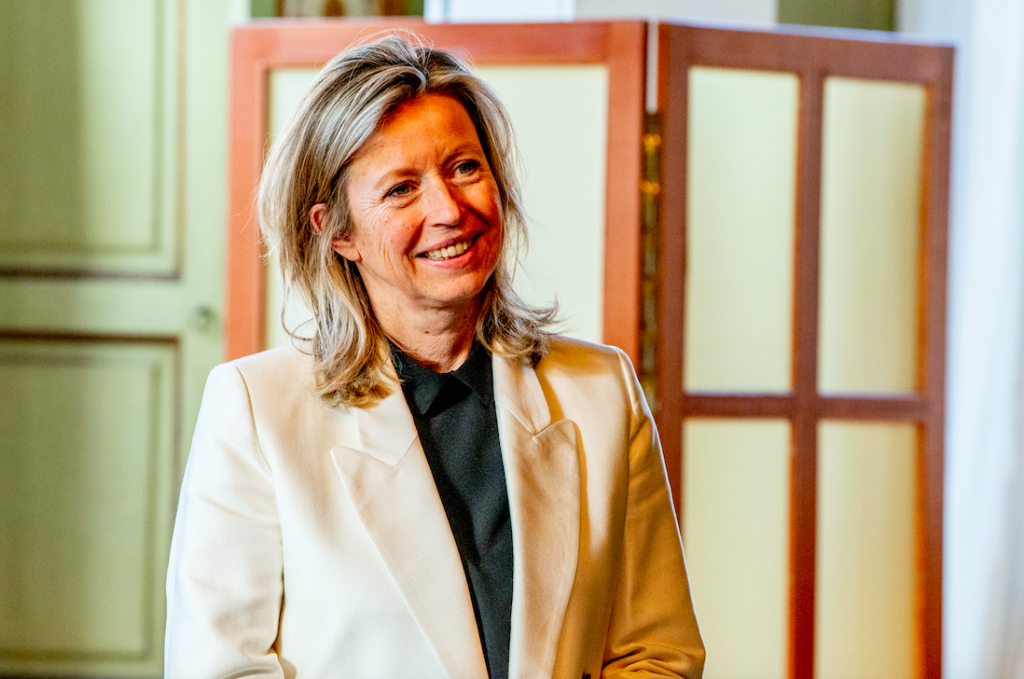 Formatiegesprekken geannuleerd na positieve coronatest Ollongren