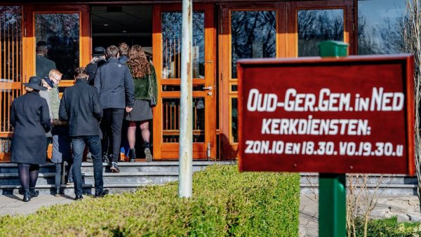 Kerkgangers Urk en Krimpen aan den IJssel vallen verslaggevers aan