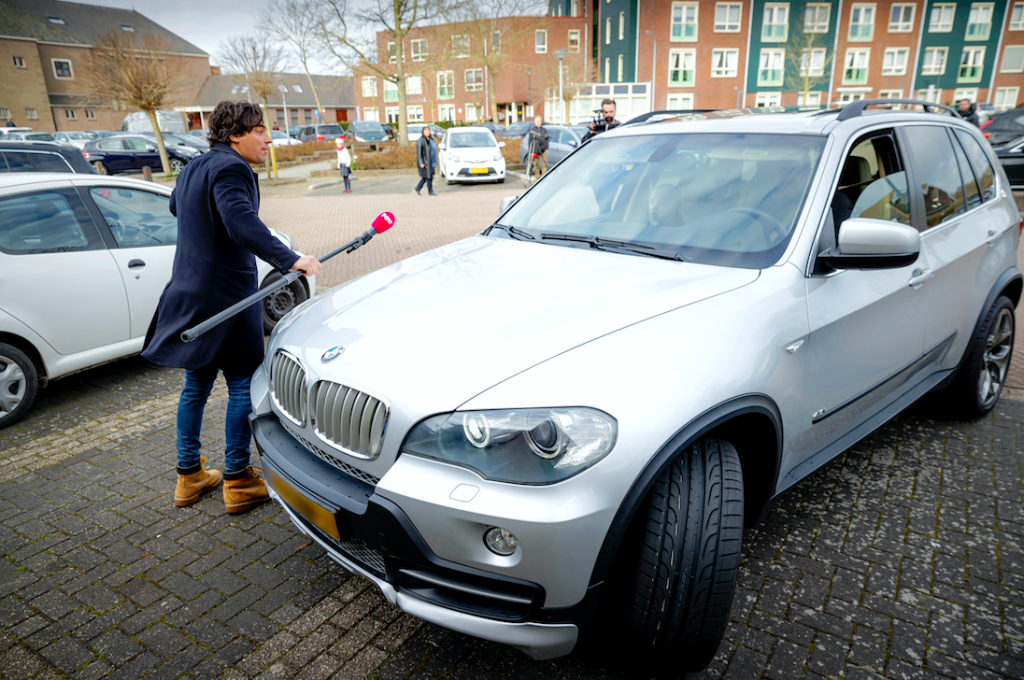 Man uit Urk aangehouden voor inrijden journalist Omroep PowNed