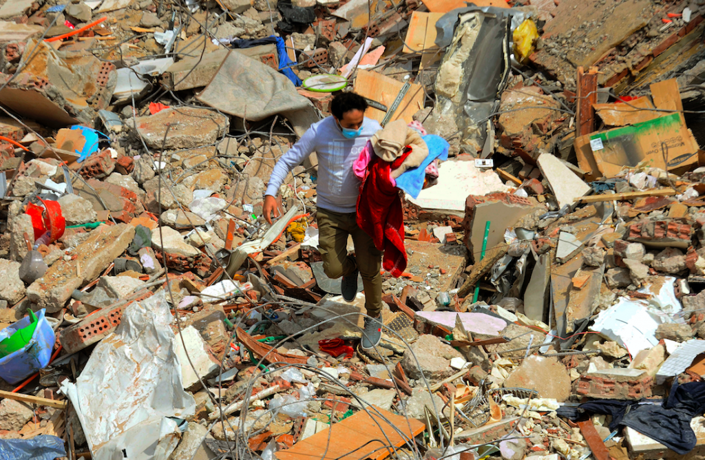 Baby levend uit puin onder ingestort gebouw Egypte gehaald