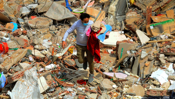 Baby levend uit puin onder ingestort gebouw Egypte gehaald