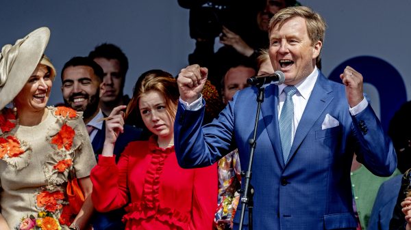 Unieke Koningsdag: koningspaar en dochters nemen plaats aan talkshowtafel