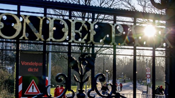 Daar gaan we weer: toegang Vondelpark gesloten vanwege drukte