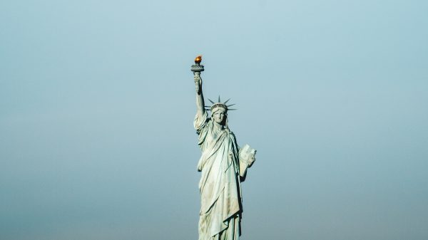 65-jarige vrouw in New York op stoep mishandeld en in elkaar getrapt: 'Niemand deed iets'