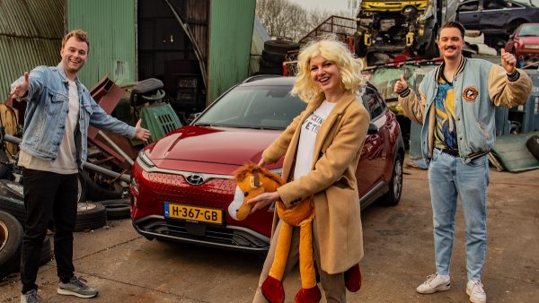 1 april, kikker in je bil: Julia wordt slachtoffer van grap maar wint toch een auto