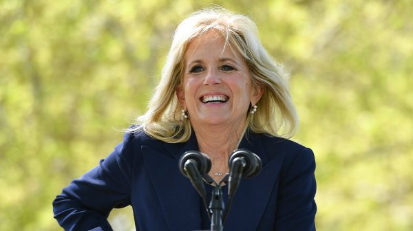 First lady Jill Biden vermomt zich en haalt 1 aprilgrap uit met pers