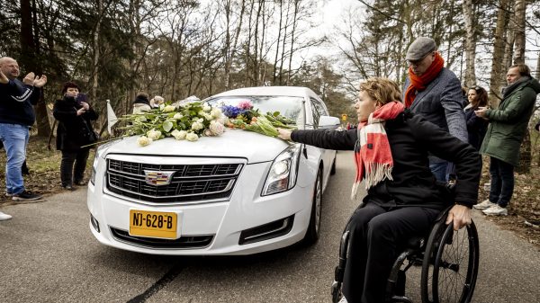 Honderden mensen vormen erehaag en nemen afscheid van Bibian Mentel