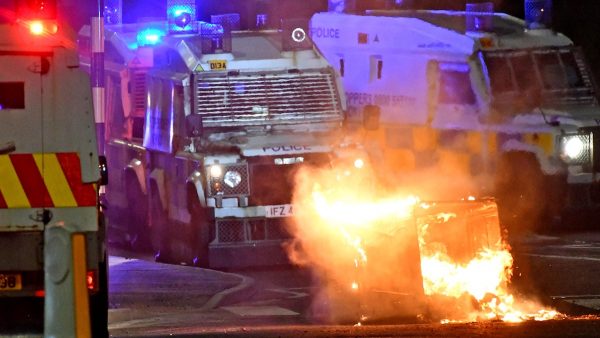 27 gewonde agenten en gigantische rellen, Wat is er in Noord-Ierland aan de hand?