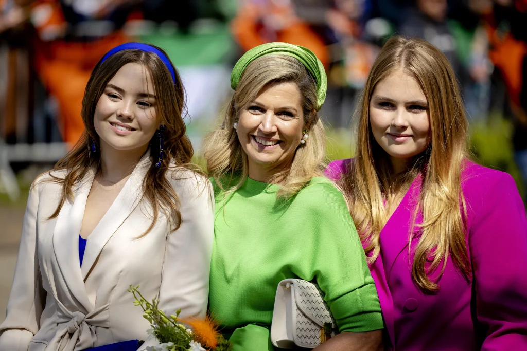 Prinses Ariane (links), Koningin Maxima (midden) en Prinses Amalia tijdens koningsdag 2023 in Rotterdam