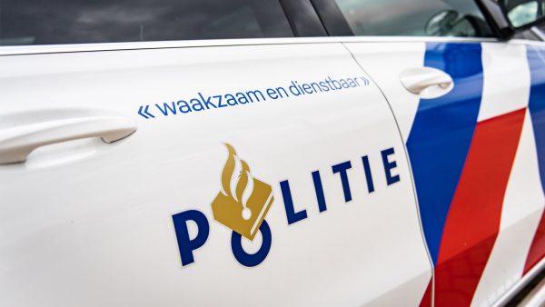 man aangehouden poedelnaakt
