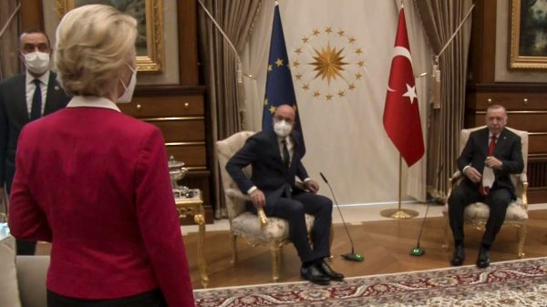 Franse minister over sofagate: 'Turkije schoffeerde Ursula von der Leyen opzettelijk'