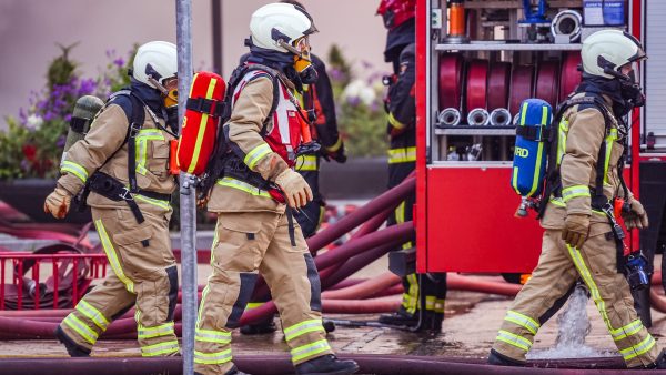 agent gewond door omstanders bij brand almere