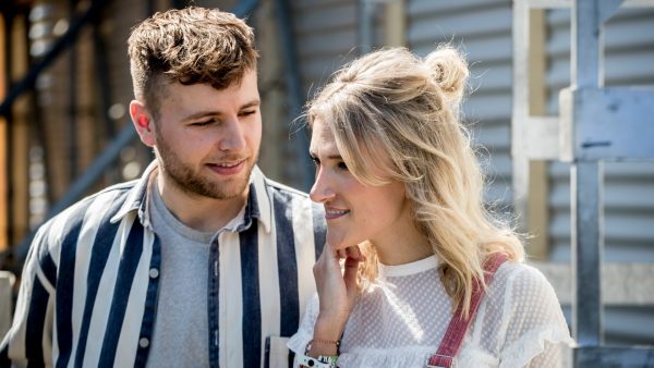 Suzan en Freek 'zijn gewoon erg gelukkig' en daarom ontkurken ze de wijn