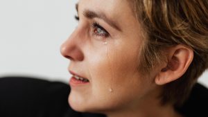 Thumbnail voor Waarom we huilen en vrouwen vaker een traan laten dan mannen