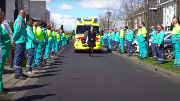 Honderd collega's vormen erehaag bij afscheid ambulanceverpleegkundige Chris