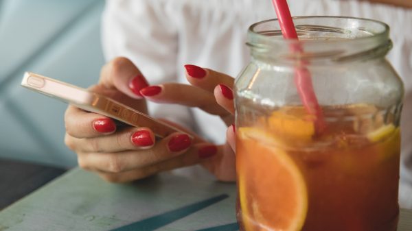 Noor kreeg een tikkie van 75 cent voor plastic bekers_ 'Doe voortaan gewoon de afwas'