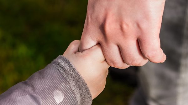 Liva (4) trouwt met haar zieke vader