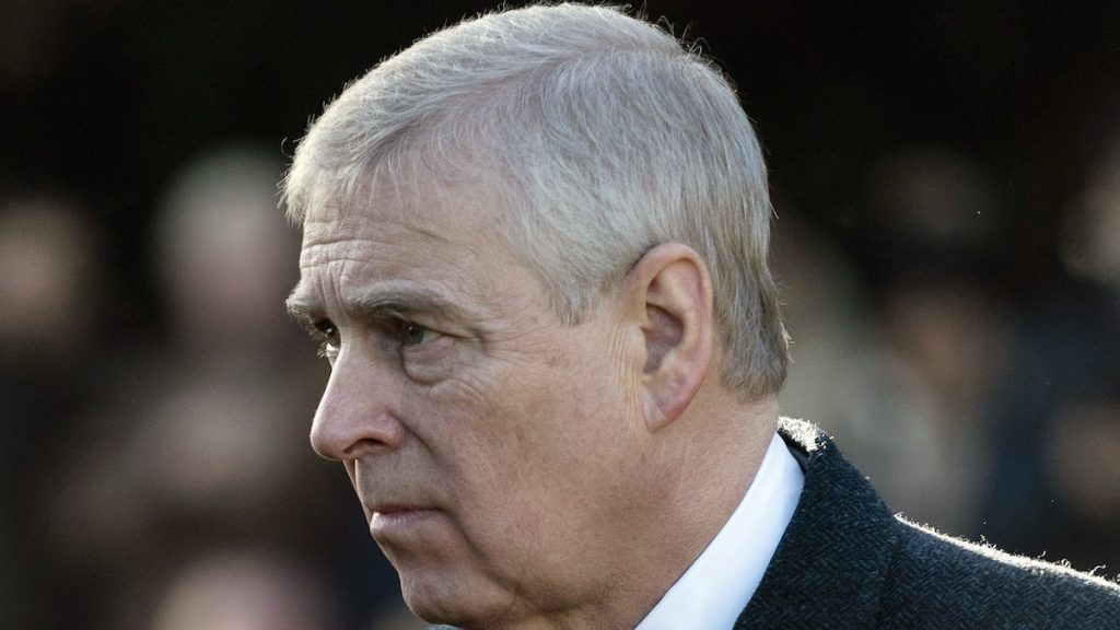 Vrouw denkt dat ze de verloofde is van prins Andrew en dringt zijn huis binnen