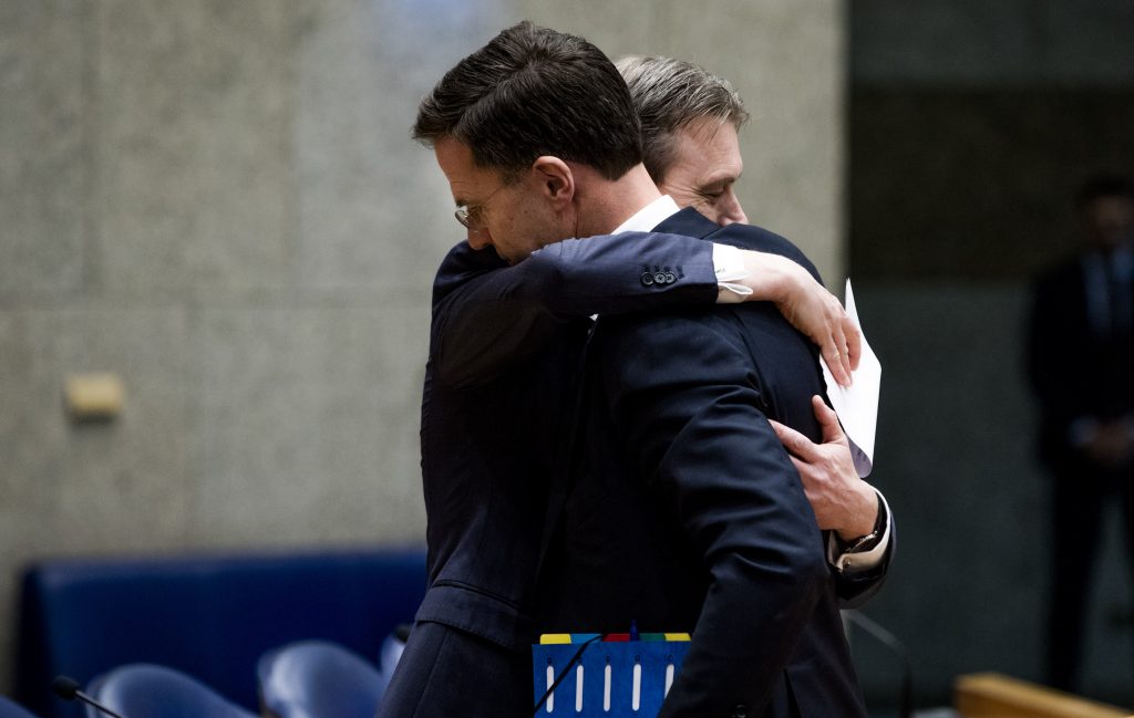 Zijlstra en Rutte omhelzen elkaar nadat Zijlstra zijn aftreden bekendmaakt. 