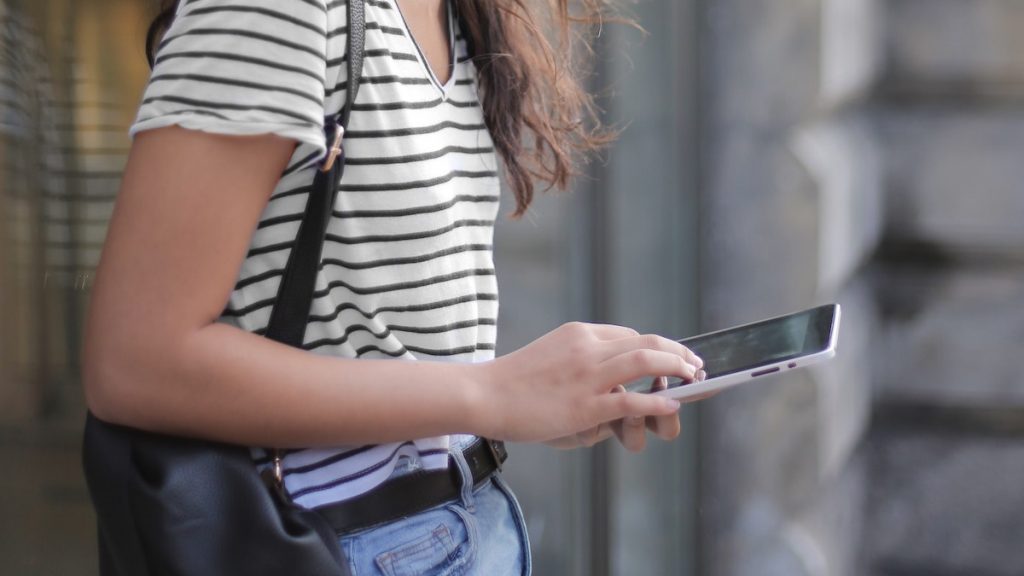 Meisje (12) in Helmond door vijf meiden mishandeld om TikTok-filmpje