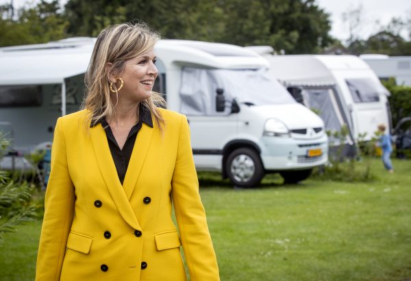 Suri Verdorde Zelfrespect Máxima's broekpakken: van een knalgele Zara tot rode couture - LINDA.nl