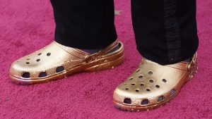 Thumbnail voor Niet de films waren de grote winnaars van de Oscars, maar dit paar gouden Crocs